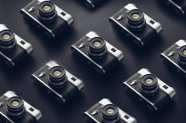 Siyah arka plan yüzeyi Vintage Film kameraları. Yaratıcılık Retro teknoloji kavramı