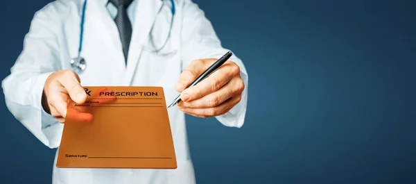 Médico señalando el texto de su prescripción en una pantalla de tableta digital — Foto de Stock