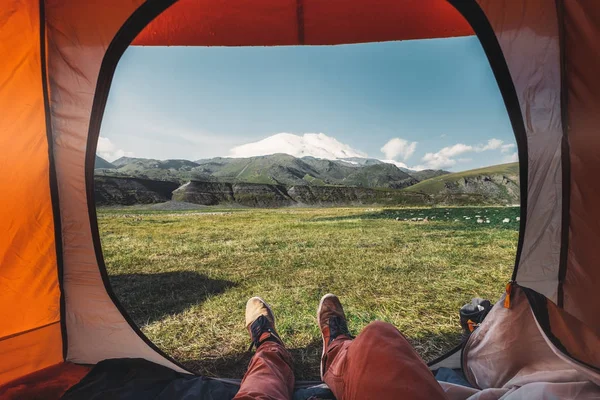 Blick aus dem Inneren eines Zeltes auf die Berge in Elbrus. Reiseziel Wandererlebniskonzept — Stockfoto