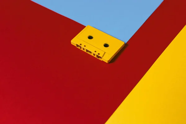Fitas de cassete de áudio amarelo em fundo colorido, vista superior. Conceito criativo de tecnologia retro — Fotografia de Stock