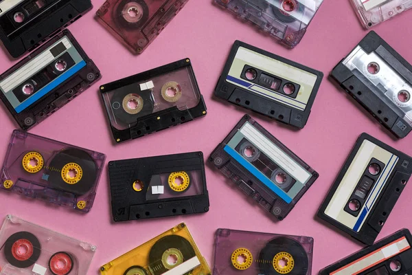 Colección de cintas de audio retro sobre fondo lila. Concepto de música de tecnología retro — Foto de Stock