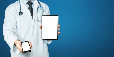 Doktor tutar Smartphone ve kopya alanı ve mavi renkli ekranda için kırpma yolu ile dijital Tablet