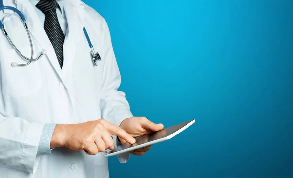 Médico usando tablet digital em fundo azul. Conceito de Medicina de Saúde — Fotografia de Stock