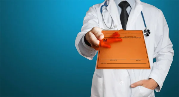 Hombre doctor sosteniendo la tableta con diagnóstico, prescripción o datos médicos sobre fondo azul. Concepto de Medicina de Seguros de Salud — Foto de Stock