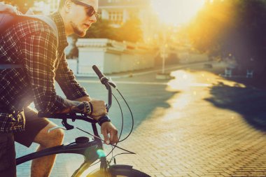 Genç bisikletçi tonda Bisiklet günlük rutin yaşam tarzı ile adam