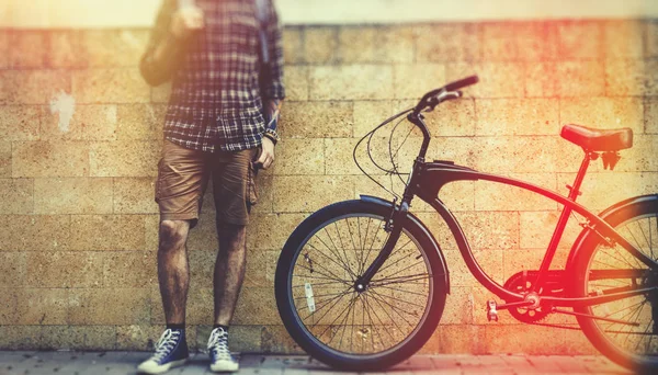 Retrato al aire libre Hombre irreconocible Viajero con bicicleta en la calle — Foto de Stock
