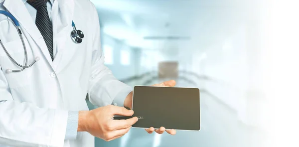 Médico usando comprimido digital em consulta com paciente na clínica — Fotografia de Stock