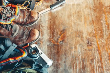 Seyahat ve Turizm ekipman üzerinde ahşap arka plan, yan görünüm alanına sahip. Macera keşif Lifestyle tatil etkinlik kavramı