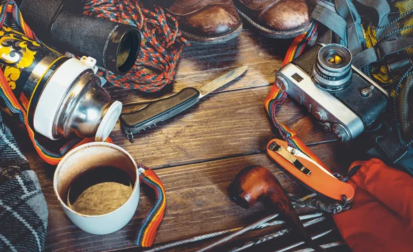 Seyahat ve Turizm ev eşantiyonları ahşap arka plan üzerinde. Macera keşif Lifestyle tatil etkinlik kavramı