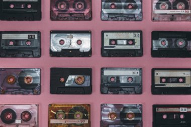 Retro ses kasetleri leylak arka planda, üstten görünüm koleksiyonu. Retro teknoloji müzik konsepti
