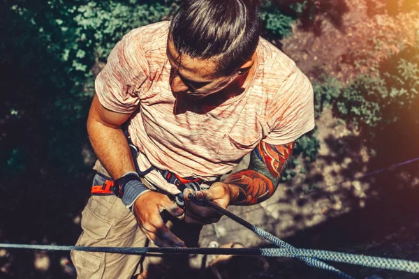 Hombre Escalador Colgando Una Roca Una Cuerda Algún Lugar Pared — Foto de Stock