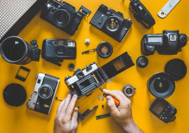 Film kamera, üstten görünüm kırık insan eli onarımı