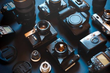 Top görünüm koleksiyonu Vintage Film ve siyah arka plan, dijital fotoğraf makineleri