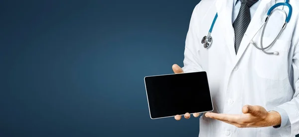 Médico Usa Tablet Digital Fundo Azul — Fotografia de Stock
