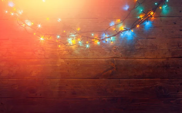 Renkli elektrik Garland ahşap duvar, önden görünüm