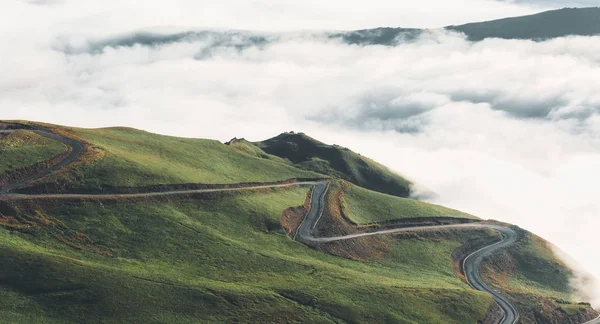Kręta Droga Góry Kaukazu Północnego Tle Chmury — Zdjęcie stockowe