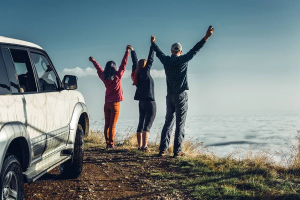 Trzech Przyjaciół Dołączył Ręce Podniósł Ręce Góry Widokiem Outdoor Vacations — Zdjęcie stockowe