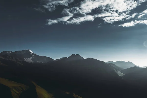 Malowniczej Górskiej Scenerii Sylwetka Pasma Górskie Świcie — Zdjęcie stockowe