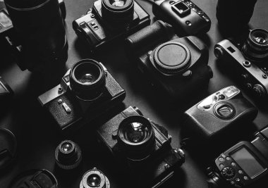 Koleksiyon Vintage Film ve dijital fotoğraf makineleri üst siyah beyaz görüntüleme