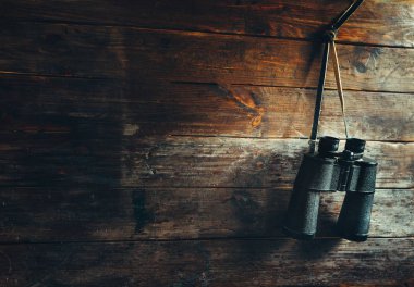 Dürbün asılı bir ahşap duvar alanı sağ ile kopyalayın. Macera seyahat Scout yolculuk kavramı