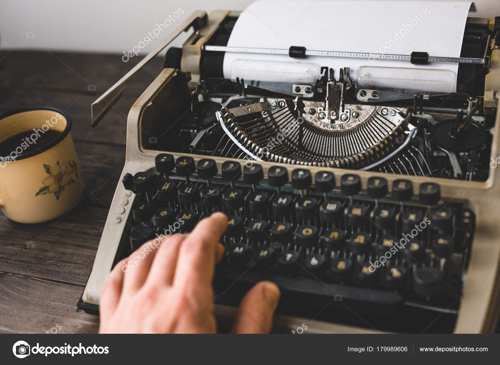 Resultado de imagen para fotos de un periodista envejeciente escribiendo en una maquina