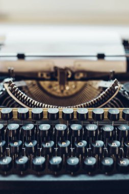 Vintage daktilo yakın çekim. Gazetecilik mesaj haber kavramı