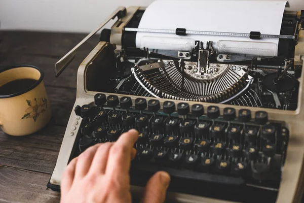 Man Writer Typing Old Typewriter Inglés Concepto Informe Periodismo — Foto de Stock