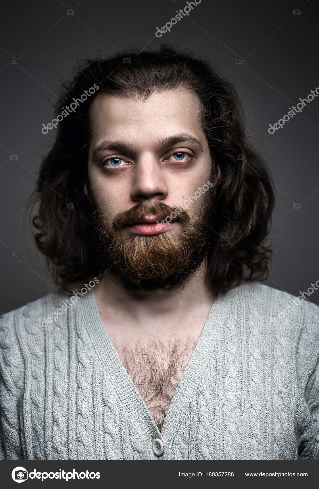 Un retrato de un hombre de ojos azules con una corta barba rubia