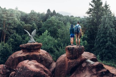 Dağın tepesinde duran ve manzarayı doğanın yaz aylarında Backpackers genç Çift