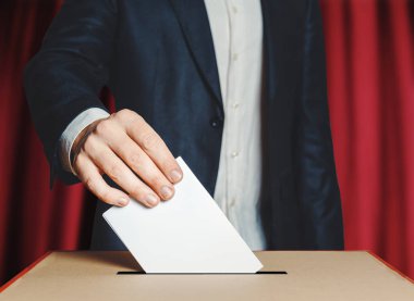 Adam seçmen koyarak oy içine oy kutusunu. Demokrasi özgürlük kavramı kırmızı zemin üzerine