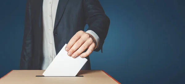 Adam seçmen koyarak oy içine oy kutusunu. Demokrasi özgürlük kavramı mavi zemin üzerine