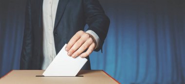 Adam Voiter koyarak oy içine oy kutusunu. Demokrasi özgürlük kavramı mavi duvarının yakınında