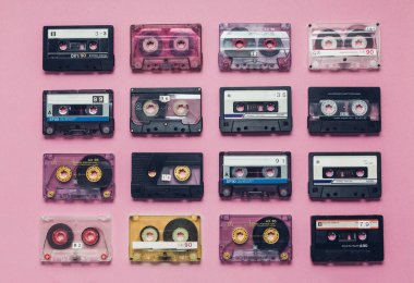 Lila zemin üzerine satırda Retro ses kasetleri topluluğu. Retro teknoloji müzik konsepti