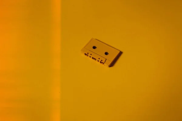 Fitas Cassete Áudio Amarelo Fundo Amarelo Conceito Criativo Tecnologia Retro — Fotografia de Stock