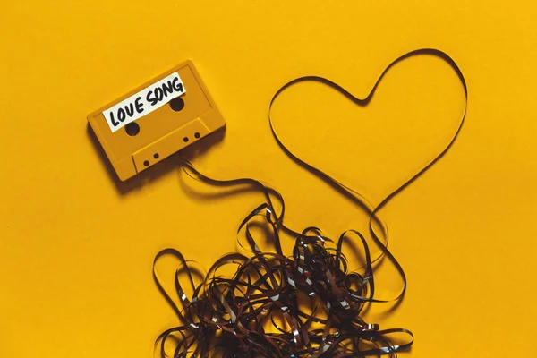 Cinta Casete Audio Con Inscripción Canción Amor Corazón Fondo Amarillo — Foto de Stock