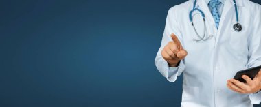 Doktor Tablet işaret ile. Sağlık ve tıp kavramı modern teknoloji