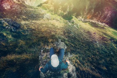 Dağlar havadan görünümü seyahat yaşam tarzı macera tatil konsepti ile Cliff köprü kenarında oturan adam hiking