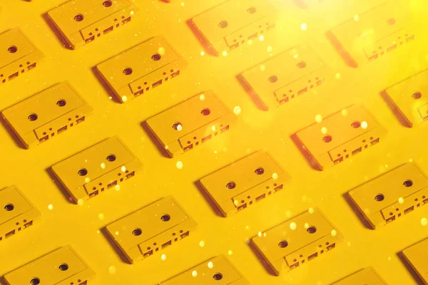Жовті Звукові Касети Жовтому Тлі Креативна Концепція Ретро Технології Сонячним — стокове фото