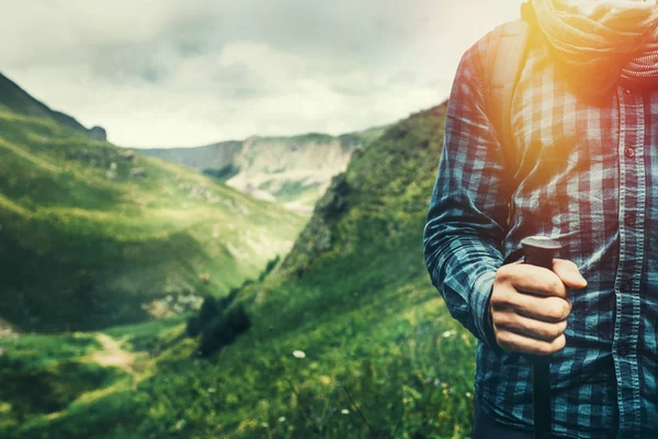 Homem Caminhante Jovem Com Pólos Trekking Caminhando Uma Montanha Vista — Fotografia de Stock