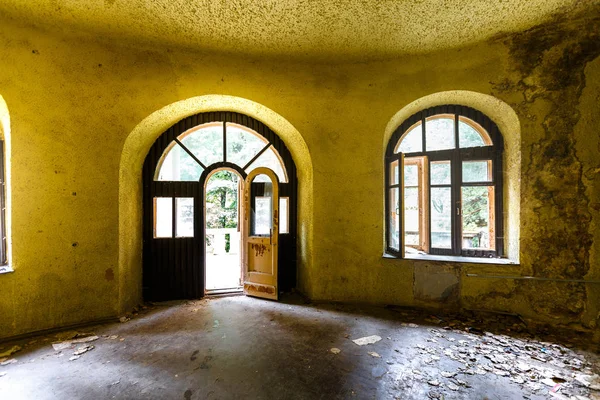 Interior de una casa abandonada de la era soviética, paredes amarillas, parquet y grandes ventanales — Foto de Stock