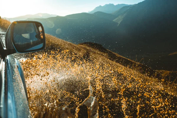 Geländewagen Fährt Durch Schlammige Pfützen Road Straße Mit Einem Großen — Stockfoto