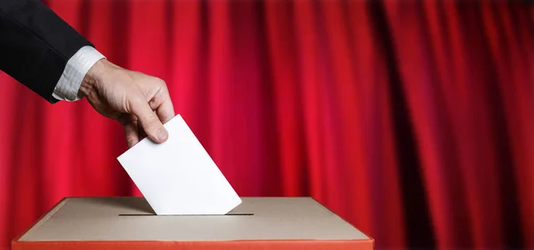 Eleitor Detém Envelope Mão Acima Cédula Voto Fundo Vermelho Conceito — Fotografia de Stock