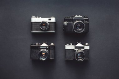 Teknoloji tasarım yaratıcılık. Siyah arka plan yüzeyi Retro Film Kameralar