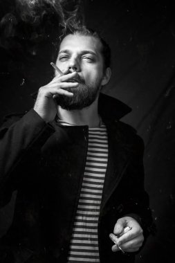 Sanatsal gemici sakalı duman sigara ile. Yaratıcılık profesyonel portre