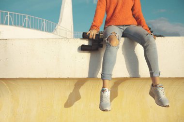 Tanınmayan kız Gezgin ile dürbün oturur bir korkuluk ve mesafe içine görünüyor