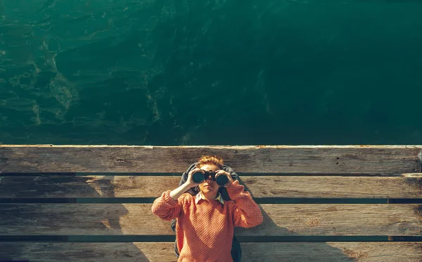 Ung Vacker Flicka Ligger Brygga Nära Havet Och Ser Genom — Stockfoto