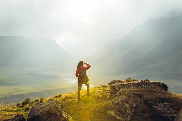 Discovery Travel Destination Concept Hiker Young Woman Backpack Rises Mountain — Stock Photo, Image