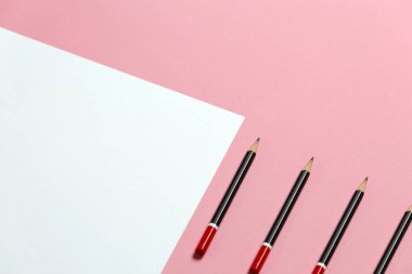 Siyah kalem yalanlar üzerine pembe arka plan üzerinde boş bir sayfa görünümü Top. Ofis alanı yaratıcılık minimalizm kavramı