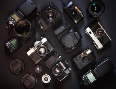 İşyeri konsept fotoğraf. Top görünüm koleksiyonu Vintage Film ve siyah arka plan, dijital fotoğraf makineleri