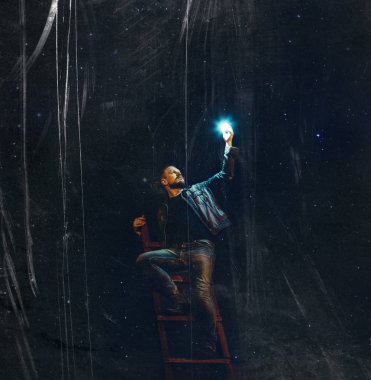 Merdivenlerde sakallı genç bir adam bir yıldız çizikler ile gece gökyüzünün arka planı tutar. yaratıcı kavramı